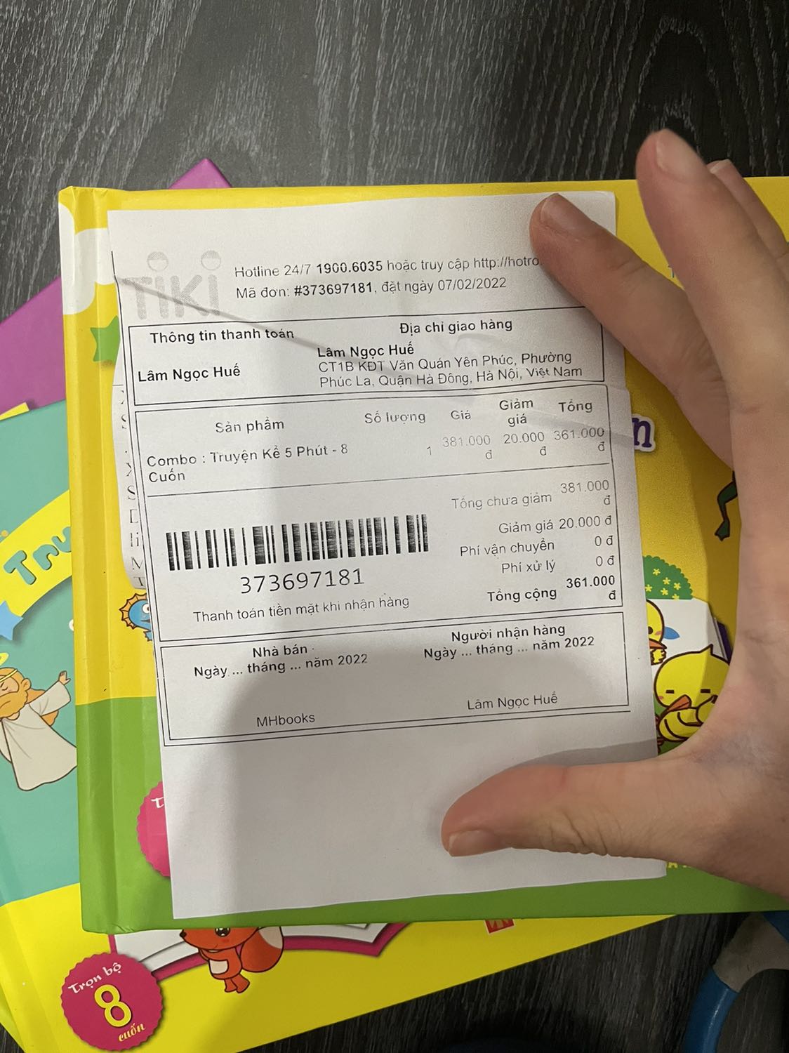 Đặt 8 cuốn nhưng shop giao 7 cuốn. Tuy nhiên shop đã để lại thông tin cho người mua để hoàn tiền.
Điều đáng chê là nội dung combo sách này cực chán, dành cho tuổi nhỏ mà toàn dạy mưu mẹo, khôn vặt. Thực sự quá thất vọng về nội dung và xem qua ko muốn đọc cho con trẻ nữa.