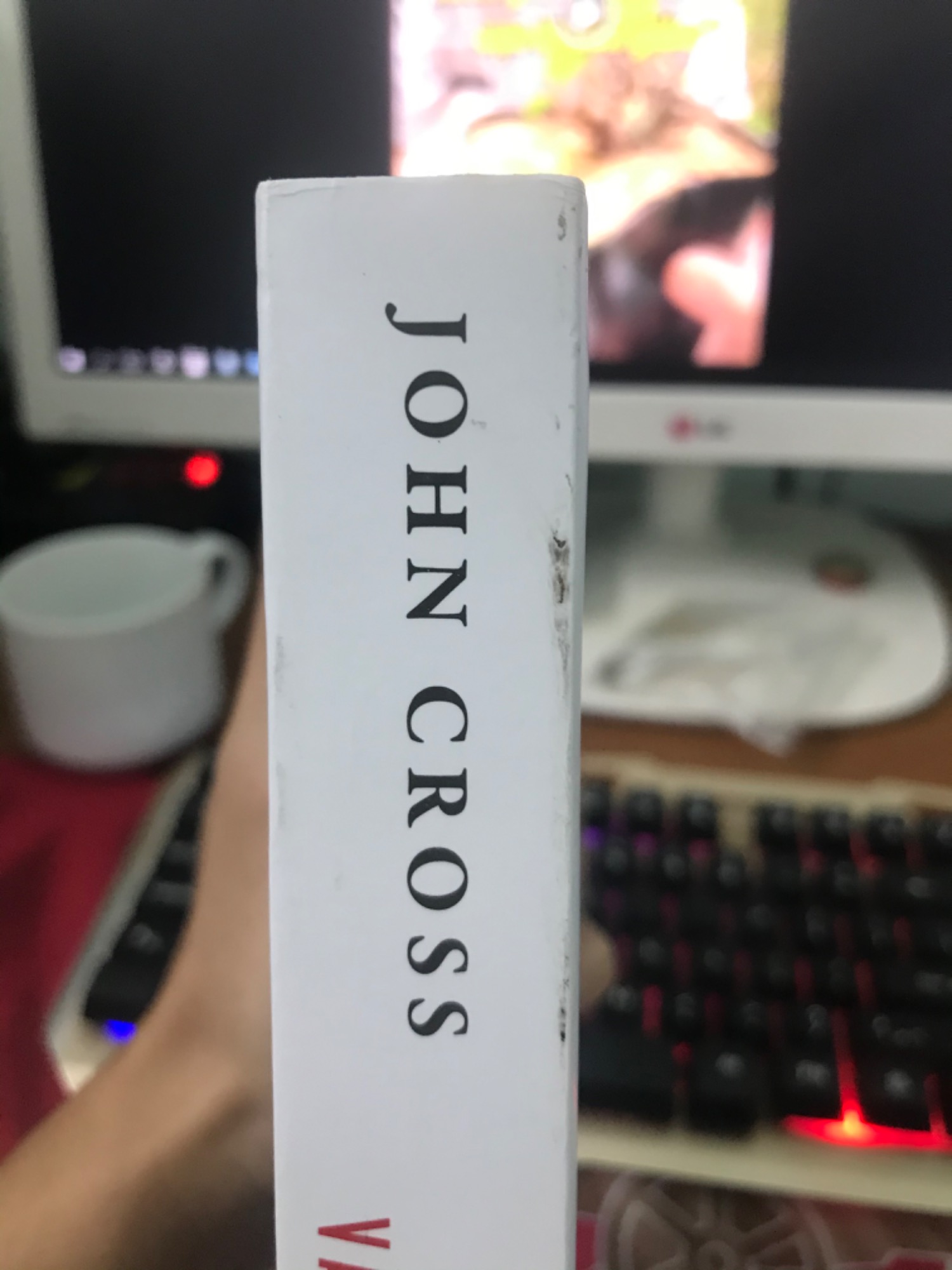 Sách có vẻ không được mới, mặc dù được bọc cẩn thận, có vết bẩn, mình chưa đọc chút nào mà trang sách đã cong queo