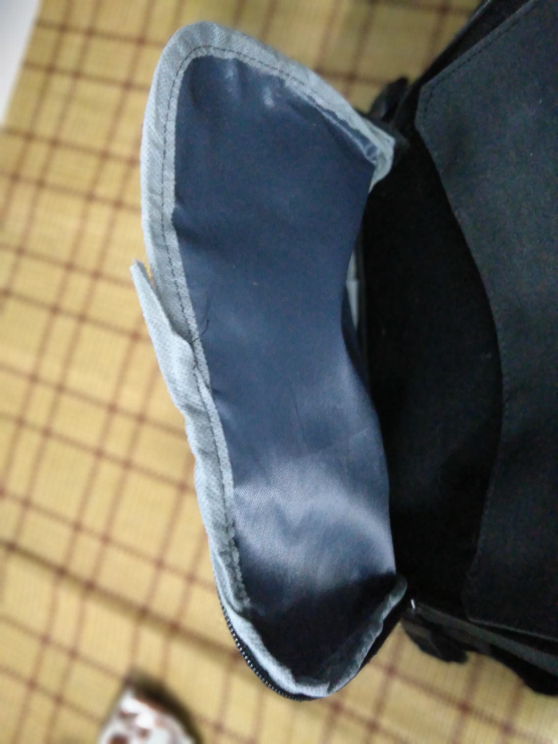 Balo có phần bị bung chỉ, chất lượng tạm được, có thể sử dụng