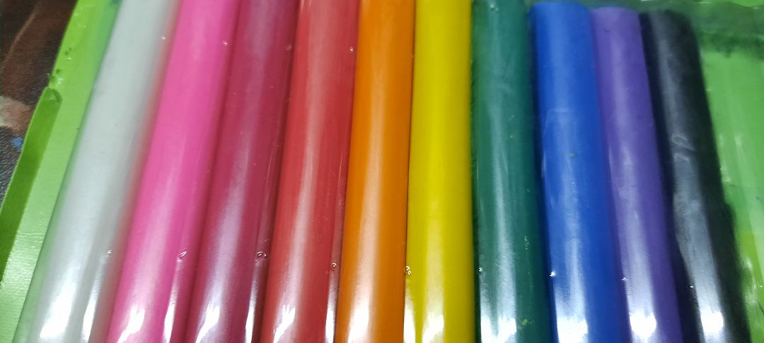 Màu sắc tươi sáng, đẹp. Shop giao hàng siêu nhanh. Bé nhà mình rất thích, tuy nhiên đất sét vẫn bị dính tay 1 ít khi chơi