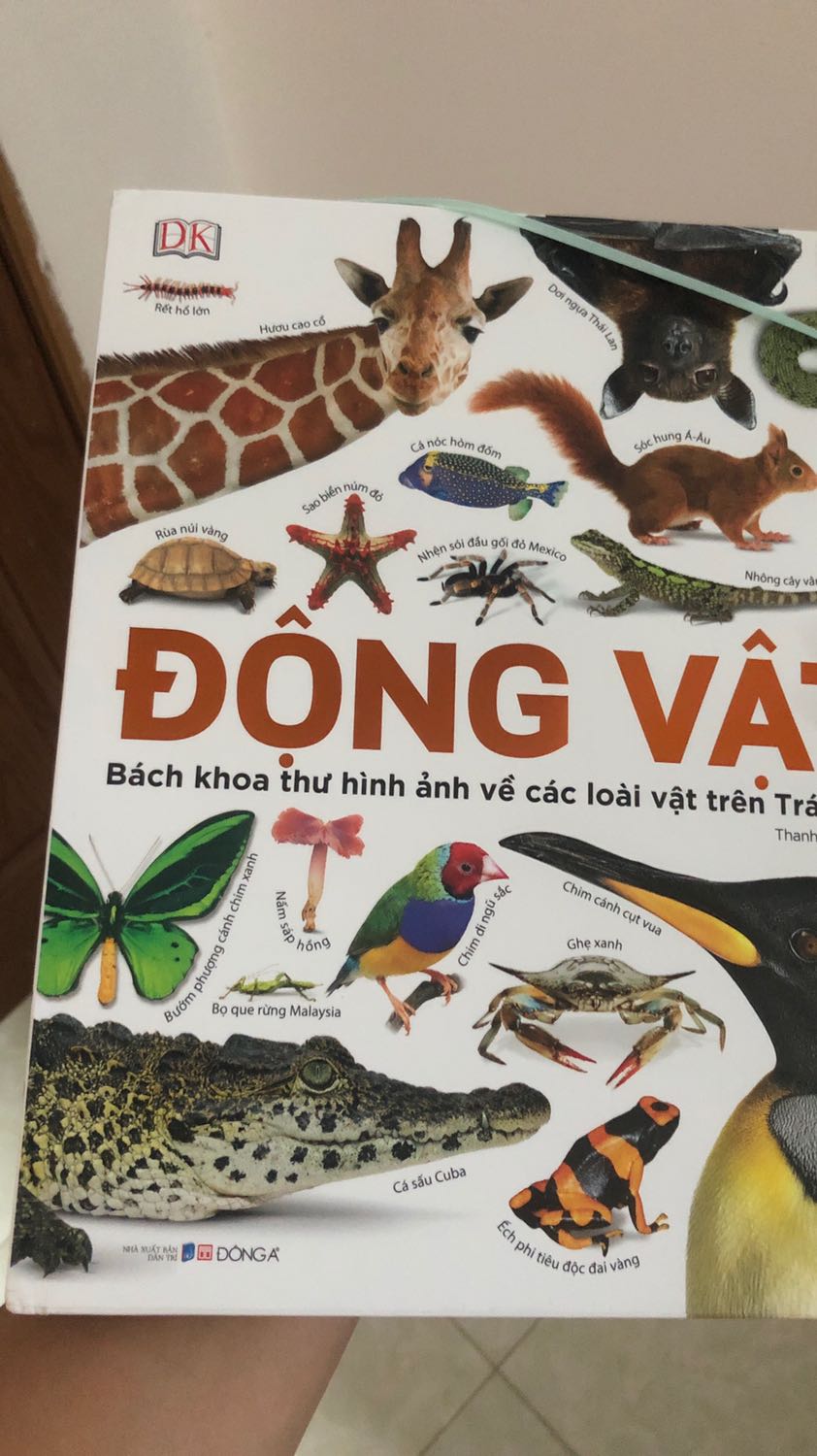 Về nội dung thì đây là quyển sách rất có ích, cung cấp nhiều thông tin về các loài vật. Tuy nhiên về phần giao hàng, có vẻ như các sách dạng này (bìa cứng, gáy dày) thường dễ bị hư hỏng. Mặc dù không quan trọng phần này lắm nhưng với các bạn yêu sách thì nên cân nhắc việc vận chuyển.