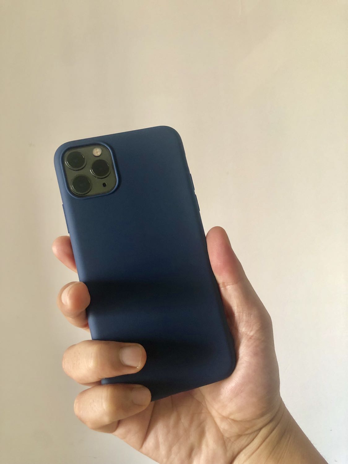 Sản phẩm thiết kế đơn giản, mỏng và nhẹ, màu không chói mà khá nhẹ. Vừa ý mình