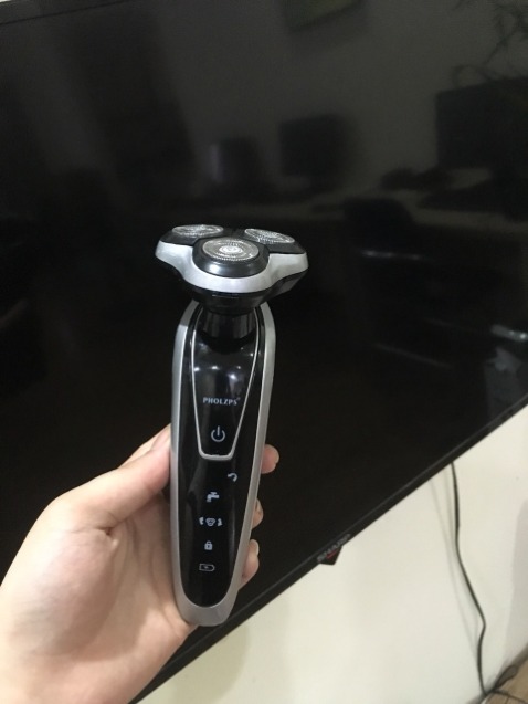 Mình đã *** thử và thấy máy cạo khá sạch, nhẹ nhàng, dễ chịu k gây rát/ ngứa, k có cảm giác đang cạo luôn. An toàn nữa! Về pin và thời gian sử dụng thì chưa biết nhưng trải nghiệm lần đầu thì rất ok nhé mọi người.