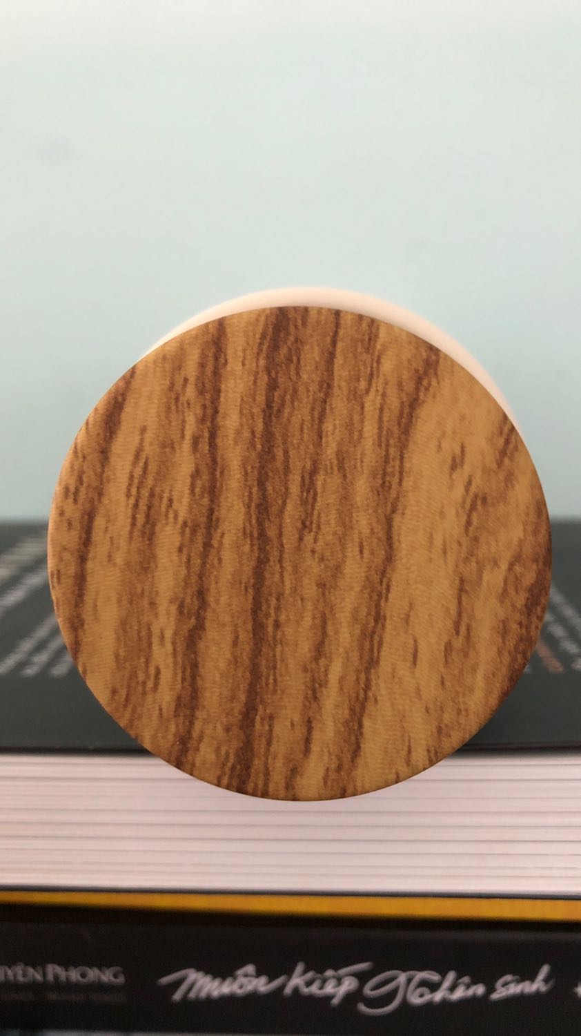 CỦA MÌNH MÀU TRẮNG NHÉ

Bên ngoài: rất đẹp, cầm nắm gọn, chắc tay, dễ lau chùi, tiện lợi, nắp nhựa cao su giả vân gỗ. Đế cao su chống trơn trượt, bám mặt phẳng, thêm điểm cộng

Bên trong: dung tích chứa 400ml, giữ nhiệt được tầm 12h (đầu nắp nhựa nó sẽ hơi ấm ). Còn giữ lạnh mình chưa thử qua ! Nắp lọc trà gọn, thêm công dụng nhỏ là điều chỉnh dòng chảy khi uống nhé

NÓI CHUNG LÀ ĐÁNG TỪNG XU NHÉ MN:)