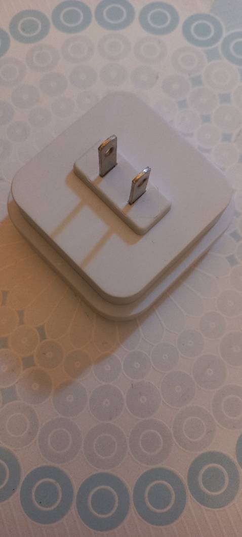 Đèn cảm ứng tốt, Chân cắm dẹp hơi và bố trí giữa đèn nên chiếm chổ lổ cắm khác.