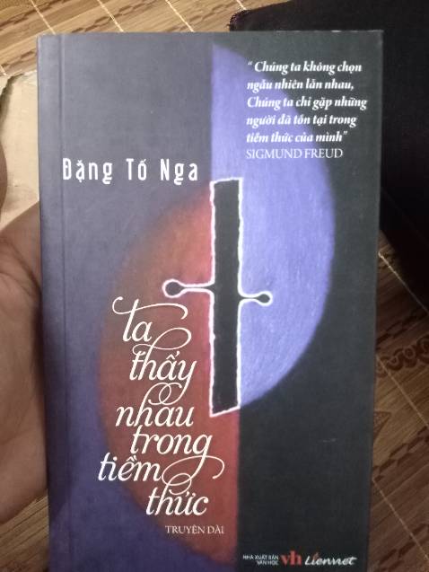 shop giao hàng không có bọc chống sóc, sách bị bẩn và bìa sách bị móp méo. Không hài lòng