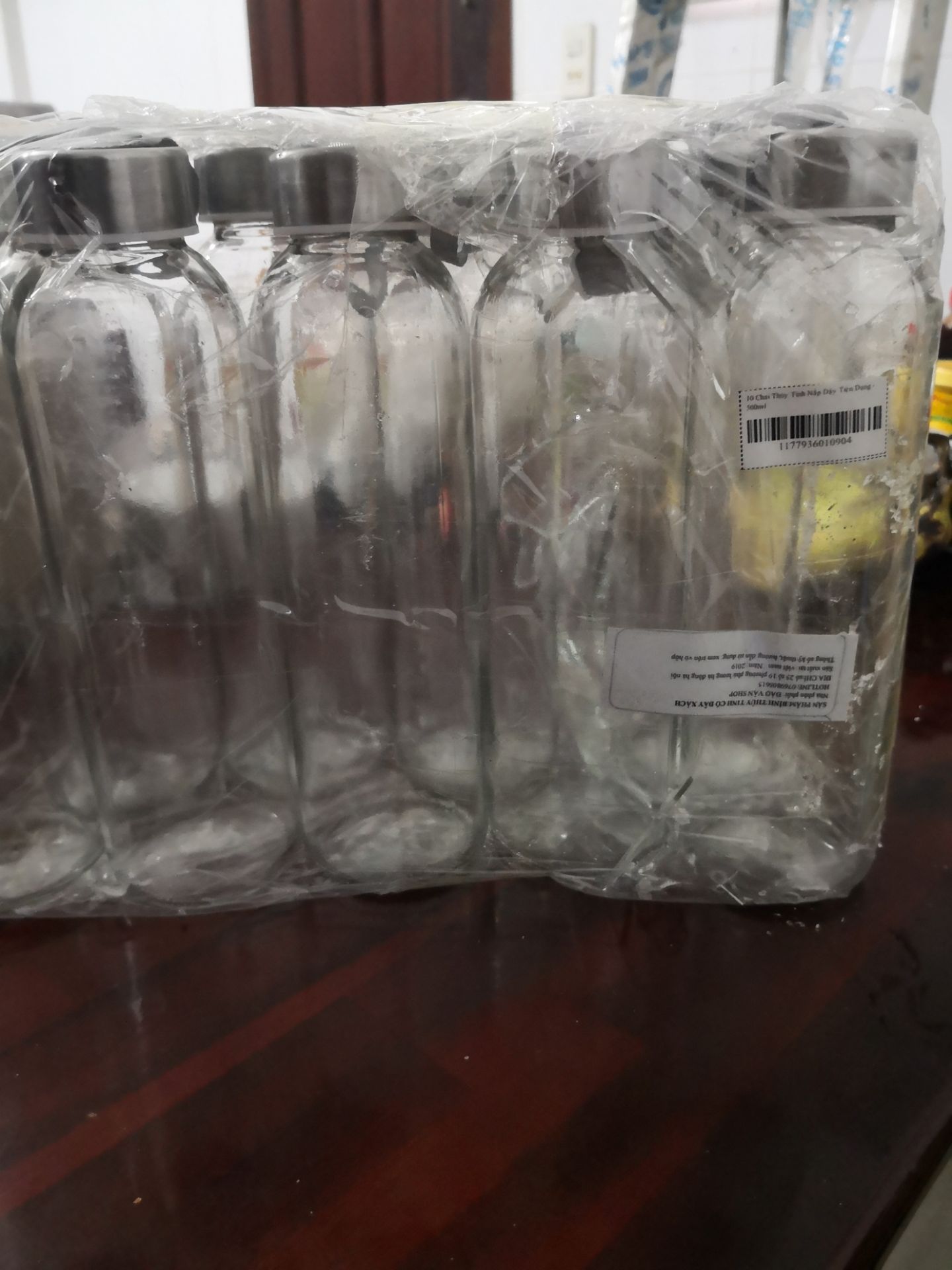 Combo chai thủy tinh chỉ bọc qua giấy chứ không có miếng đệm giảm xóc và kết quả là vỡ mất mấy chai như hình :D dù đã ghi hàng dễ vỡ ở ngoài nhưng chắc dán cho vui thôi ạ ^^