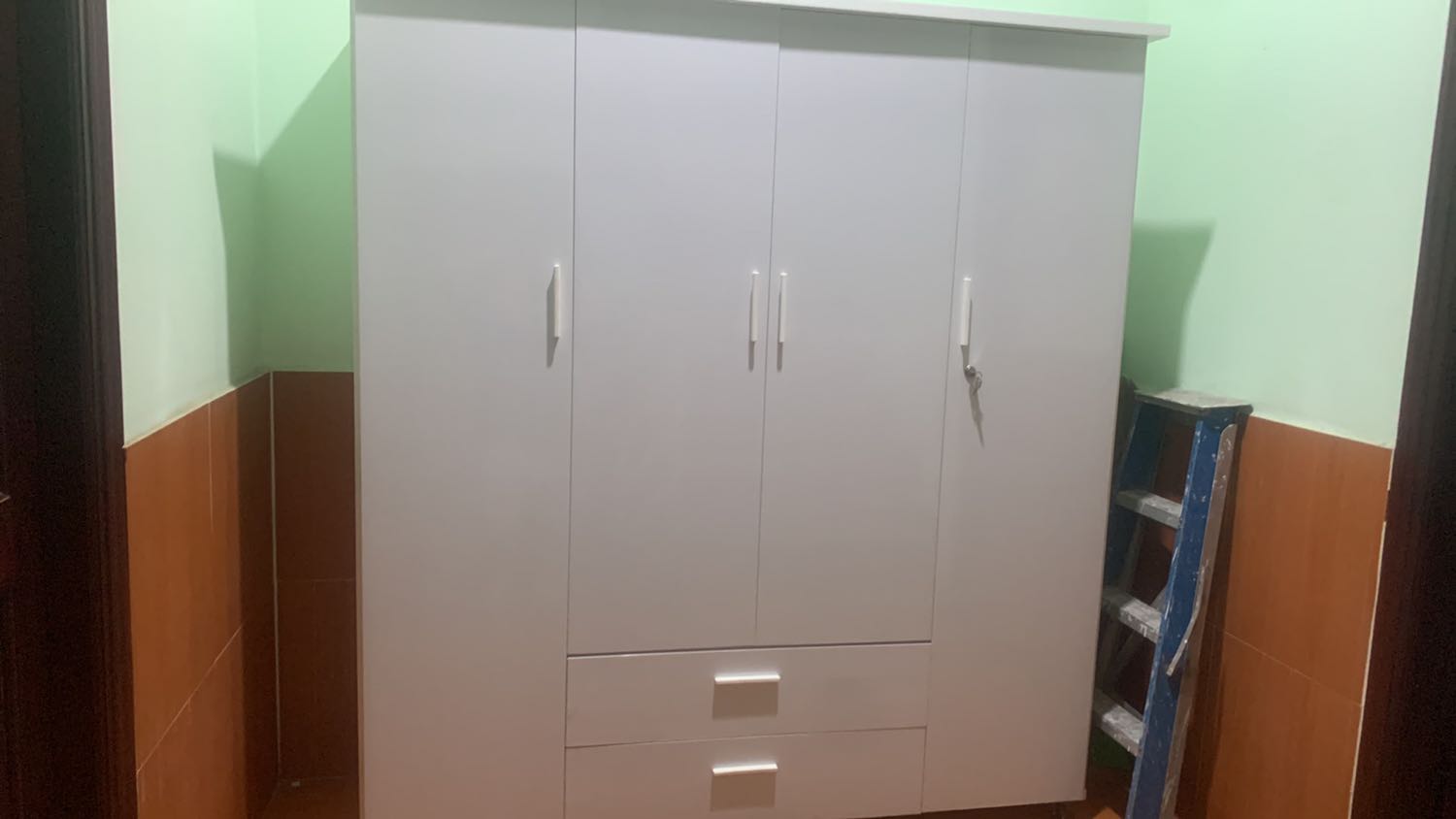 Tủ ok. Nên lên lọt lòng 45cm mới vừa móc lớn . Thêm có 200k . Còn nhà ai lên tầng mà kẹt thì công tháo lắp là 100k / tủ