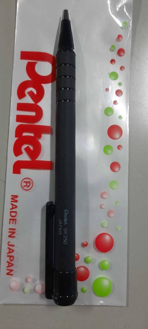 Cảm nhận là rất đẹp, mực rất thơm, viết êm và nhẹ, mà không thấy có tem giống trên mô tả....nhưng không sao