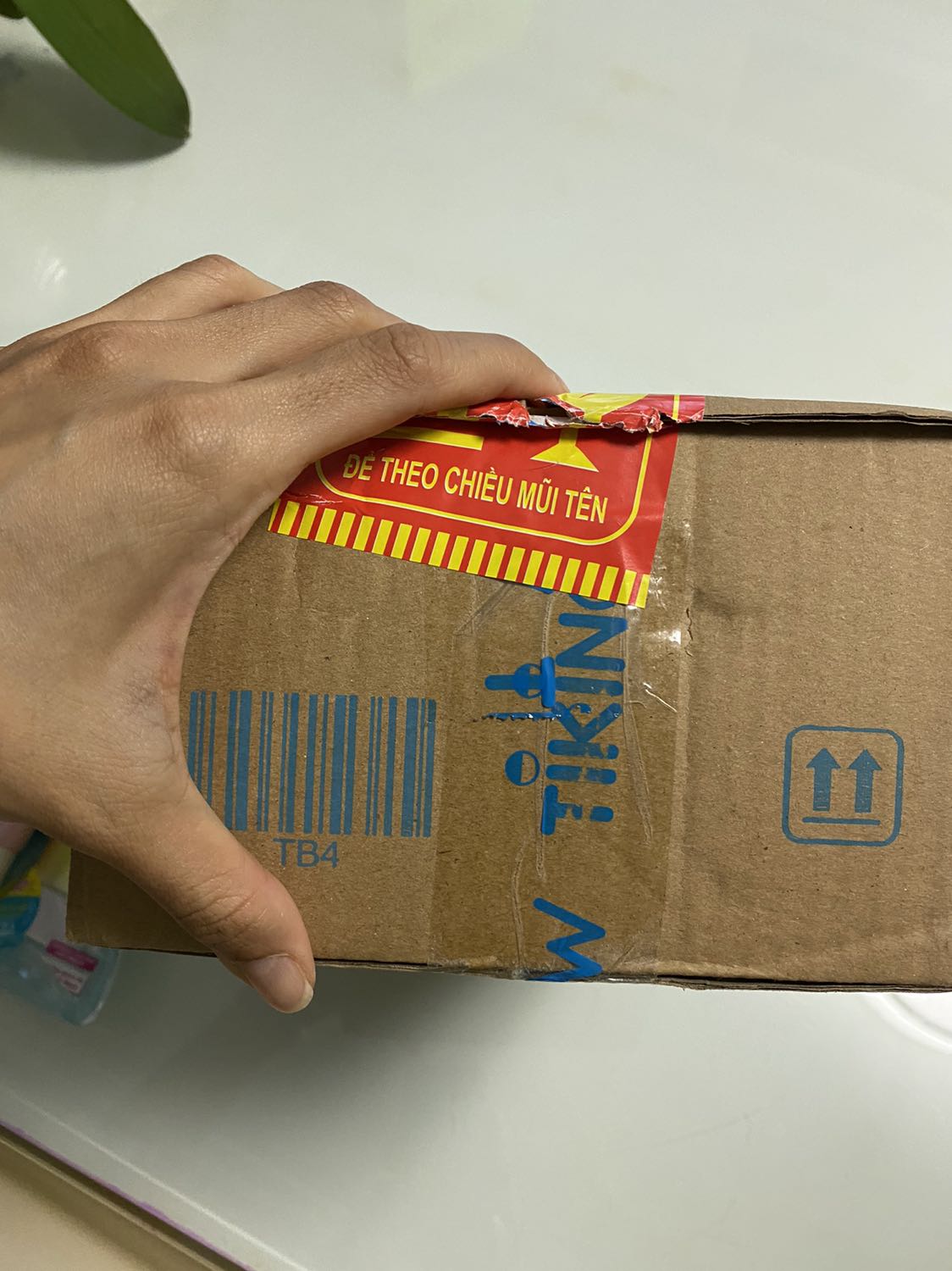 Mình đặt 3 hộp cho gia đình dùng, lúc mình mở hộp ra lấy từng sản phẩm đặt thì thấy một hộp quá nhẹ như trống không, và sự thật là vậy! Mua 3 hộp, giao đúng 3, nhưng chỉ có 2 hộp có ruột, và một hộp sản phẩm vô hình!! Gọi tiki thì bên bộ phận khách hàng gọi và giải quyết thì họ hỏi mình tìm lại video ghi hình họ mới giải thích được ?! 
Từng là khách hàng mua hơn mấy trăm triệu đồng từ tủ lạnh, máy giặt,… mình thật sự quá thất vọng về cách giải quyết vấn đề của tiki với kho hàng xuất hàng, làm khách phải chịu thiệt thòi cho một hành vi *** đảo từ bên nội bộ của tiki.