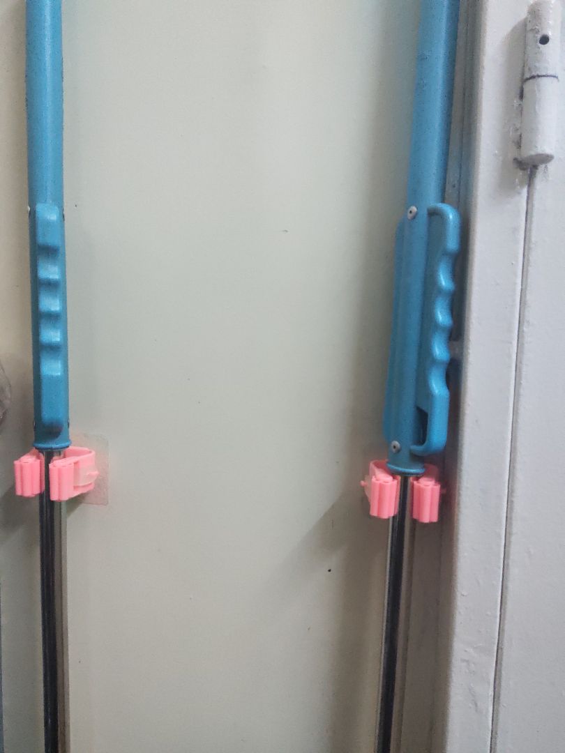 Giá rẻ hơn kẹp inox, chất lượng tạm ok với tầm giá, đóng gói ok. Hy vọng miếng dán sẽ được lâu và chịu được sức nặng của cái lau nhà, tôi dán lên tường mà cũng có vẻ chắc, dán lên gạch men thì chắc sẽ rất chắc.