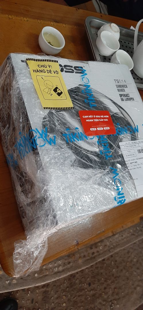 400k cái máy nướng, mua về lúc đầu hơi tiếc tiền vì nhìn nó bé tí. Nướng mẻ đầu - 6 chiếc sandwich pate + ba chỉ xông khói - bọn trẻ con ăn sạch bách, may mình còn được nửa miếng. Đáng đồng tiền bát gạo.