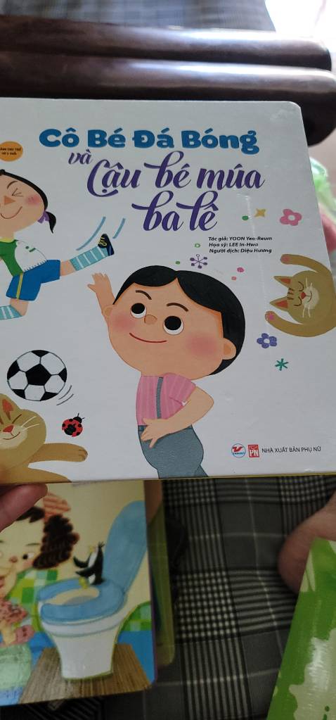 Sách nhìn hơi củ ko dc mới, cuốn nào cũng vậy. Hơi bùn