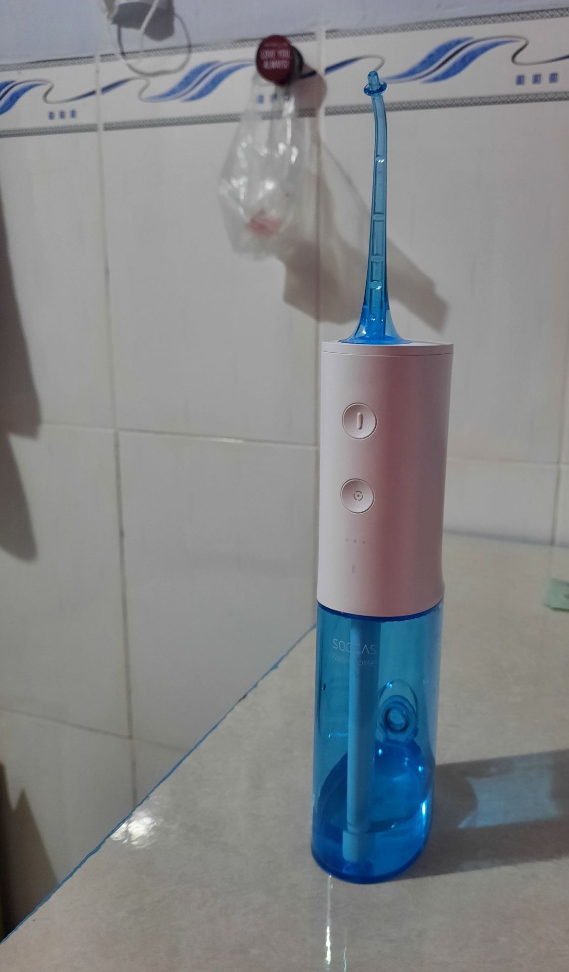 vòi mạnh, xịt rất sạch răng. mình rất thích. phần tiếp giáp màu xanh với trắng hơi bị rỉ nước nếu để nghiêng, điểm trừ chổ đó. đợi giao hàng mệt luôn 16 ngày vòi mạnh, xịt rất sạch răng. mình rất thích. phần tiếp giáp màu xanh với trắng hơi bị rỉ nước nếu để nghiêng, điểm trừ chổ đó. đợi giao hàng mệt luôn 16 ngày