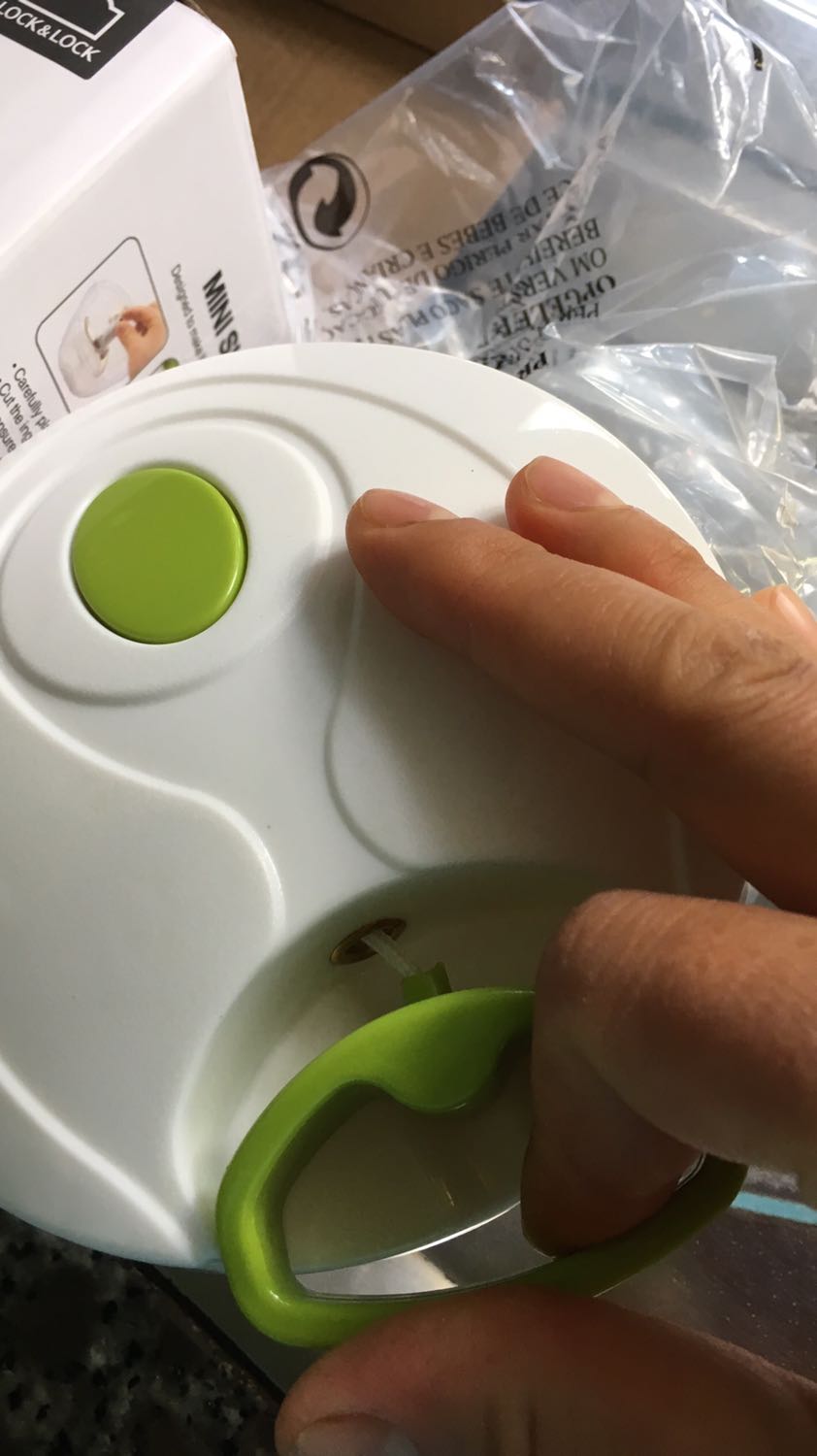 Nhà mình đã dùng thử 2 lần: xay tỏi ớt, xay lá mắc mật. Bước đầu mới cho vào kéo hơi rít, khi thực phẩm vụn ra thì kéo trơn hơn. Có thể xay 1 lần rất nhiều nguyên liệu, tiện vệ sinh hơn dùng máy xay sinh tố