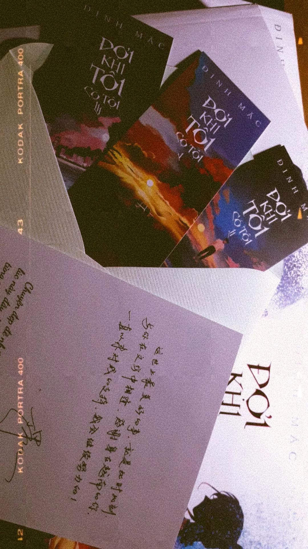 5 sao cho tiểu thuyết và tác giả. Bao sách đẹp, bìa 3 quyển đẹp, bookmark đẹp, bưu thiếp có chữ ký chị Mặc vừa đẹp vừa thơm.

2 sao cho giao hàng, lấy hàng trễ, delay mấy lần luôn, giao hàng chậm. Góc sách bị móp, nhưng do khoảng cách xa nên có thể hiểu được.