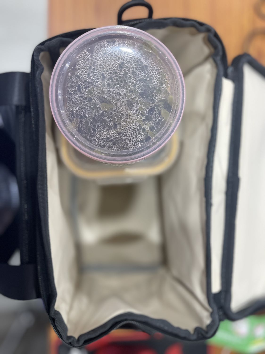 Chất lượng, hoàn thiện tốt rất ưng ý, tưởng đâu túi đựng máy ảnh du lịch :)), nhưng size to này phù hợp cho mang đồ ăn đi dã ngoại cho gia đình 3-4 người phù hợp hơn, với những bộ combo 03 hộp thuỷ tinh chữ nhật mang cơm vp thì nên optimize thêm kích thước =1/2 hoặc 2/3 size này thì phù hợp.