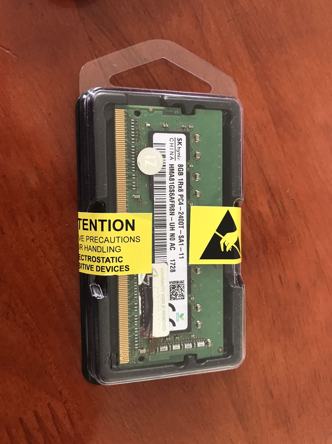 - Kiểm tra CPUZ thì RAM từ năm 2017. 
- Thanh RAM cũng không ghi rõ là bảo hành từ lúc nào, tem dán ghi là bảo hành 36 tháng.
- So sánh RAM mới lắp (bên trái) và Ram cũ (bên phải) để biết thêm chi tiết.