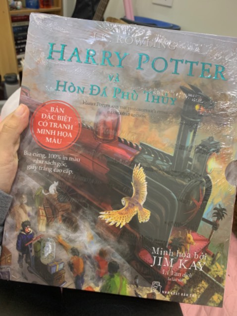 Giao hàng đúng hẹn, đóng gói cũng khá chắc nhưng nhờ thêm cả shipper cẩn thận nữa nên trộm vía sách nhận k bị móp méo gì cả hihi ưng cái bụng lắm ạ phải đọc lại mí đượt