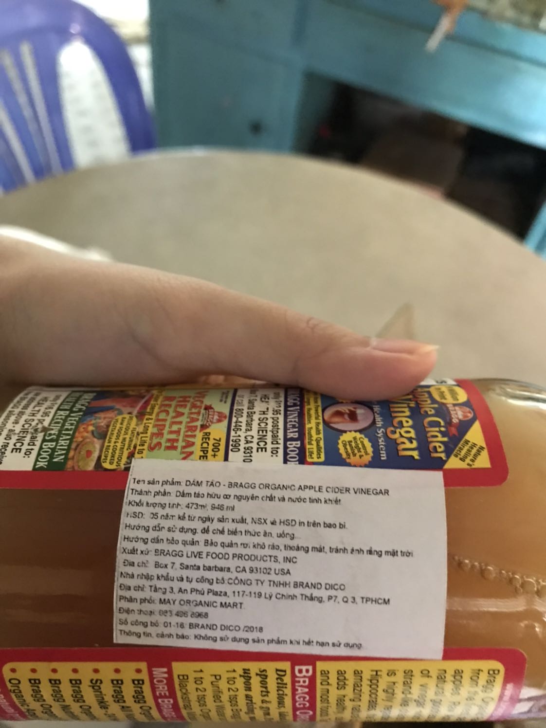 Mình mua 169k của shop May organic, mình rất hài lòng về cách đóng gói và hạn dùng còn dài, một phần do bản thân sản phẩm có hsd đến 5 năm. Thông tin nhập khẩu rõ ràng, nhà sản xuất đã niêm phong phía trong và ngoài nắp nên hạn chế rò rỉ sản phẩm. Về mùi thì cũng không quá kinh khủng như một số bạn miêu tả, nó là mùi đặc trưng của giấm lên men chưa qua tinh chế, giống loại giấm ở nhà tự nuôi lên men bằng rượu và chuối xiêm.