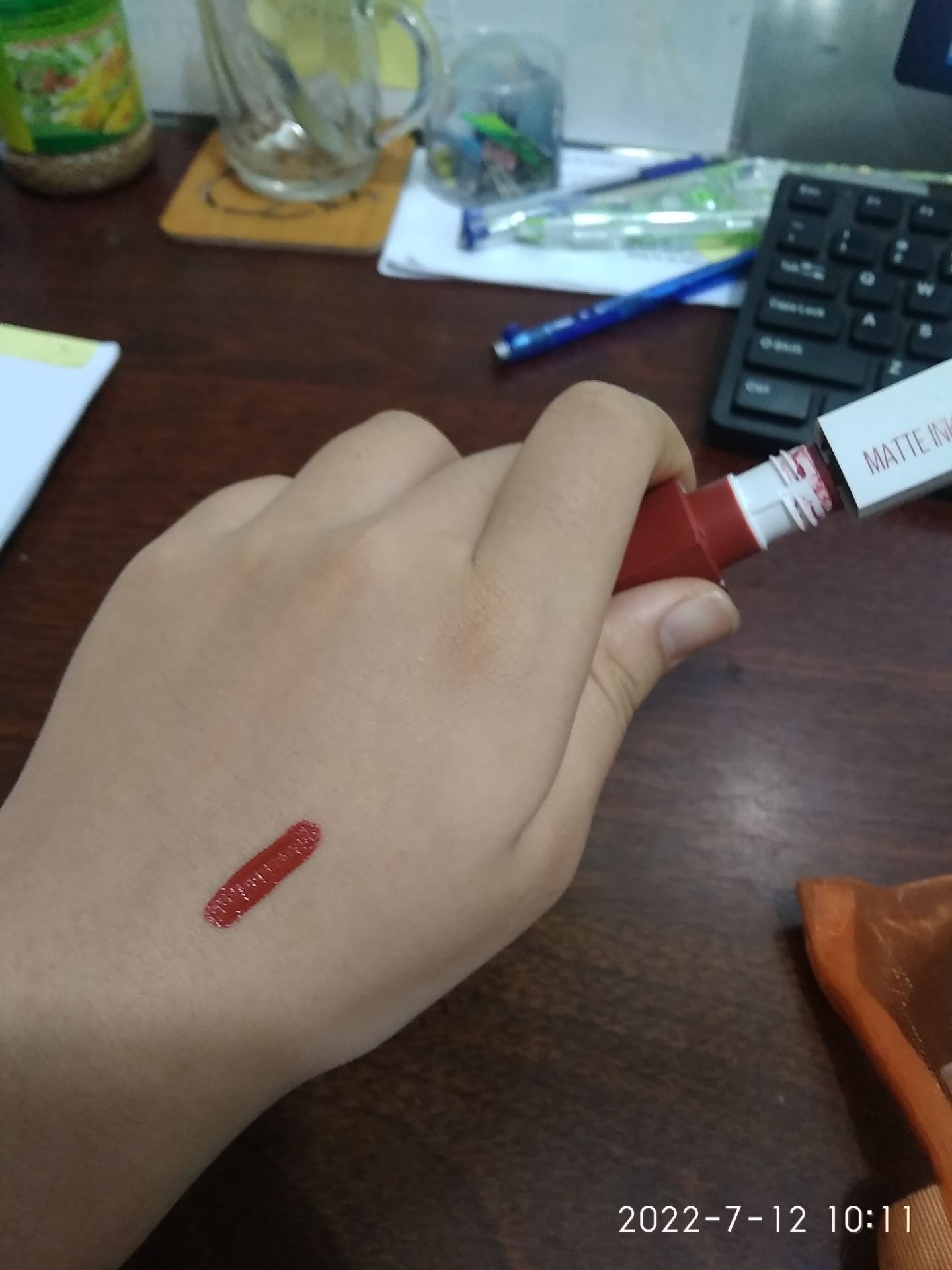 Dòng này thì siêu lì rồi, nhưng vẫn hạn chế chút là gặp đồ ăn dầu mỡ vẫn trôi nhanh. Mong Maybelline Việt Nam sẽ cập nhật thêm các tông màu nude nữa để thêm đa dạng.