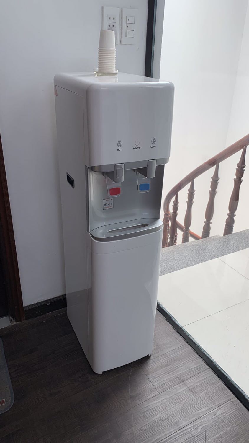 Máy lọc nước nóng lạnh 3M này chất lượng tốt, dùng trong văn phòng tiện lợi và an tâm cho nhân viên, shop nhiệt tình, giao hàng và lắp miễn phí nhanh chóng kể cả cuối tuần. Máy lọc nước nóng lạnh 3M này chất lượng tốt, dùng trong văn phòng tiện lợi và an tâm cho nhân viên, shop nhiệt tình, giao hàng và lắp miễn phí nhanh chóng kể cả cuối tuần.