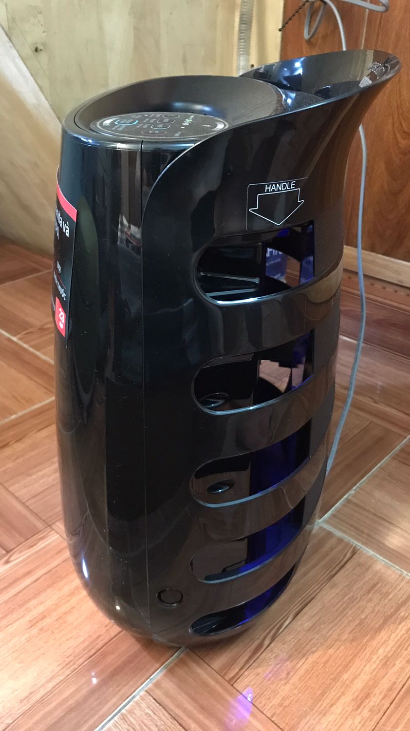 Có thể bắt muỗi , do là chức năng phụ nên không cần đòi hỏi nhiều , máy ok . Mới mua về do còn mới nên có mùi , nên cho máy chạy khoảng 1 tiếng trước khi sử dụng trong phòng . Phòng mình 4*5 thấy ok . Lúc đầu cũng do dự giữa xiaomi nhưng do cũng dùng nhiều thiết bị xiaomi nhưng thấy ko bền , nên quyết định mua cái này . Nếu các bạn mua nên mua dòng cao cấp hơn . 
Điểm trừ : dòng này ko miến khử mùi than hoạt tính, nhiều khi ăn cơm trong phòng nghe có mùi . Nhưng bật chế độ haze khoảng 1 tiếng mới bớt . 
P/s :Giao hàng khá nhanh, đóng gói kĩ lưỡng + like 
Trong đó có một tấm hình chụp từ trên xuống , thấy phần nắp có bụi bám mới thấy rằng chất lượng không khí ở thành phố rất tệ . Mới mua sử dụng 3 ngày .