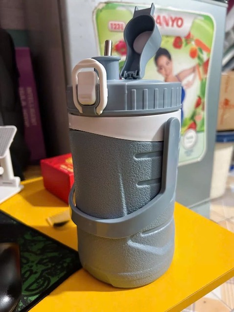 Trước khi mua , đọc bình luận của bạn khách kia mình cũng băng khoăn , nhưng shop tư vấn nhiệt tình , với lại 70k không phải là số tiền quá lớn và chính sách của tiki cũng tốt ( nhận hàng về nếu không oke mình có quyền trả lại nhân viên bên tiki sẽ đến trực tiếp thu hồi và mình không mất 1 khoảng phí nào ,chi tiết này các bạn nếu có mua hàng thì nên biết để đảm bảo quyền lợi cho mình)  và thế mình đã quyết định mua sản phẩm này . Sau khi mua sản phẩm mình có phần nhận xét về sản phẩm như sau:
Chất liệu sản phẩm tốt , an toàn , ko có mùi nhựa với là hàng của công ty Việt Nhật nên cũng rất yên tâm. Bình giữ nhiệt được trong 1 buổi làm việc và bình này có đổ mồ hôi nha.
Còn bình này có đáng mua không? Thì sẽ so sánh bình này ( giá chưa đến 100k ) và các bình giữ nhiệt bằng kim loại tầm hơn 100k được quản cáo bằng inox hầu như của trung quốc thì bình này không giữ nhiệt tốt bằng nhưng mình từng dùng nhiều bình giữ nhiệt của trung quốc và tất cả theo mình chất lượng ko đảm bảo , bởi vì sau 1 thời gian sử dụng tuy rằng được qc làm bằng chất liệu inox nhưng mà đều có dấu hiệu bị rỉ và ố màu nghe mùi rất kinh . Còn nếu các bạn có điều kiện thì nên dùng các bình giữ nhiệt kim loại của các thương hiệu lớn như loock and loock giá khá chát 3***k thì an toàn hơn các bình kim loại của trung quốc 1-2 trăm nghìn.