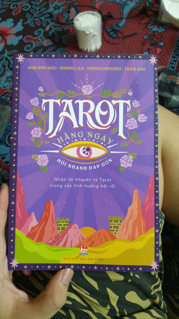 Đúng như cái tên của cuốn sách, TAROT HÀNG NGÀY là cuốn sách có thể nói là "must have" đối với các bạn mới tìm hiểu tarot. Phần bìa màu tím mộng mơ bắt mắt, phần nội dung mạch lạc dễ hiểu. Nói đến phần nội dung, thì chắc mình xin phép không spoil đâu nha:))) sách sẽ cho mình các câu trả lời cho những câu hỏi một cách đơn giản nhất các vấn đề, nhanh gọn là trên hết mà:))
mình khuyên các bạn nên mua rồi tìm hiểu thêm ạ, must try đó:)))
tips: các bạn đọc cuốn này kết hợp cùng app Tarot Codex nha, cặp bài trùng luôn đó!!!!
