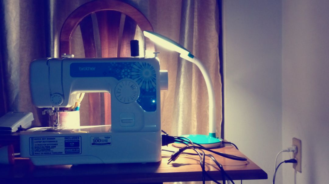 RẤT TỐT. ÁNH SÁNG VÀNG. Chiều cao chỗ nhún = 25cm khi kéo thẳng (không tính máng LED). Chiều dài dây cắm 95cm. Mình thích loại cắm thẳng vào ổ điện như này, không thích loại sạc bằng cốc sạc + usb. Đèn xài được 1h rờ máng đèn LED thì thấy nóng á. Hy vọng xài bền. Nói chung là tốt, không mệt mắt, mình dùng đọc sách và đặt sát máy may khi may + tháo chỉ rất tốt. Giá 127k chưa tính phí ship.