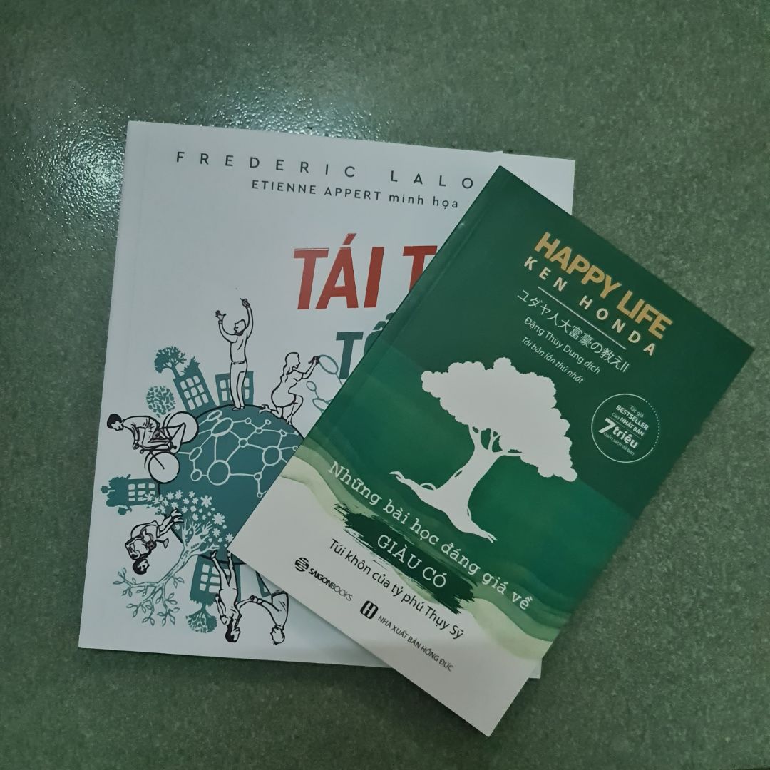 được tặng thêm 1 quyển, thật vui và bất ngờ. Cảm ơn Saigon book ^^