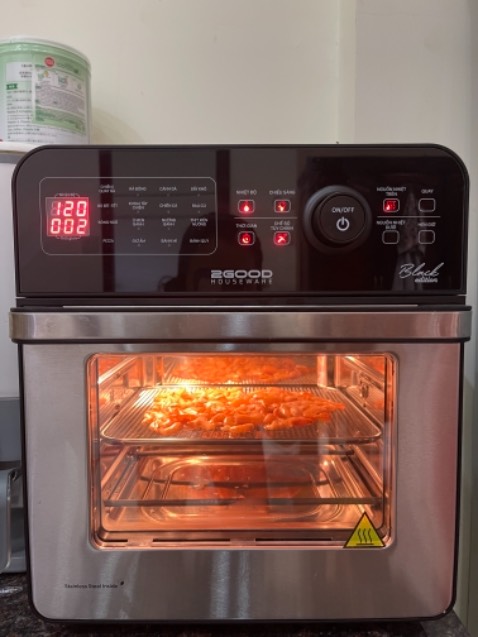 Dễ làm vệ sinh. Thức ăn chín đều, nhanh, k fai trở mặt đồ ăn. Nướng bánh cũng okela. Hãng ship cực nhanh, đầy đủ phụ kiện và quà tặng đi kèm như thông báo. Nhân viên hãng dù k trực tiếp bán món này cho mình cũng rất nhiệt tình tư vấn và hỗ trợ KH trong quá trình sd. Từ hôm rước ẻm về, mình thì rảnh tay còn ẻm lv quần quật. Đêm phia còn tải mấy mẻ bánh