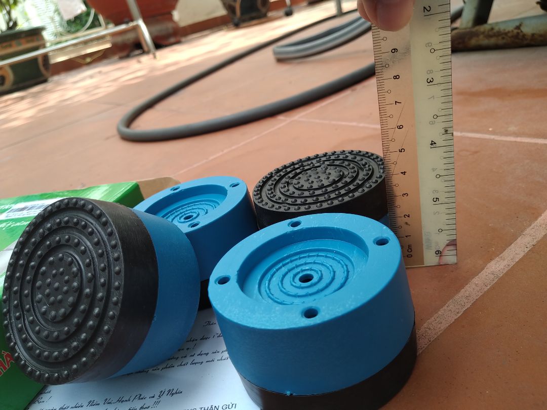 Chất lượng ổn. Cao rộng như hình. Cao su và nhựa. Bám sàn khá tốt. Tiện cho xịt nước sàn cho sạch.