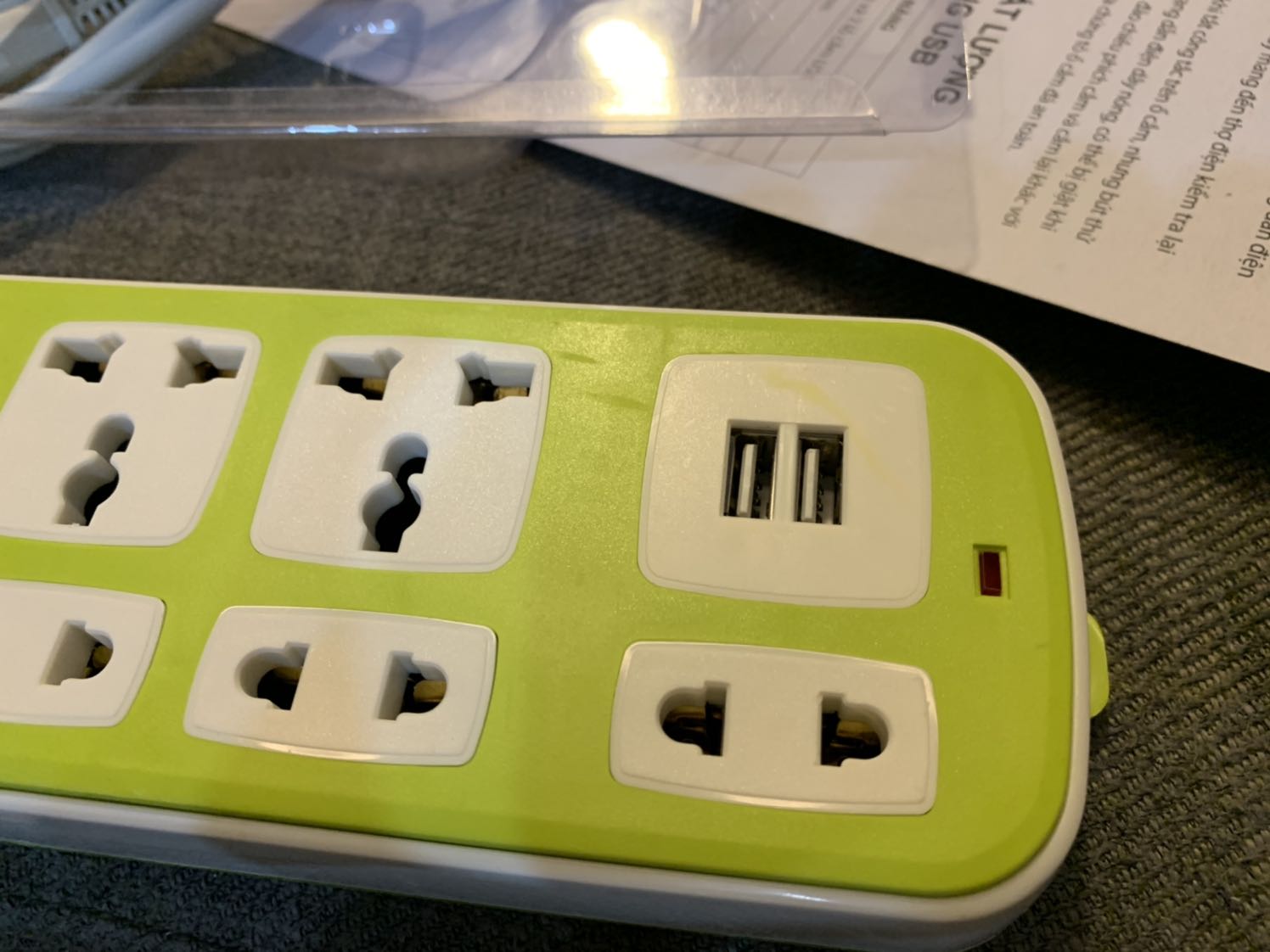 Nhìn hình nhé Tiki, hàng giao sáng nay, đi làm về mở hộp ra thì hỡi ôi, mặt trên trầy vài vết còn mặt dưới thì trầy be bét, ko thể chấp nhận được. Đề nghị tiki đổi sản phẩm mới cho tôi. Lần đầu tiên gặp trường hợp như thế này