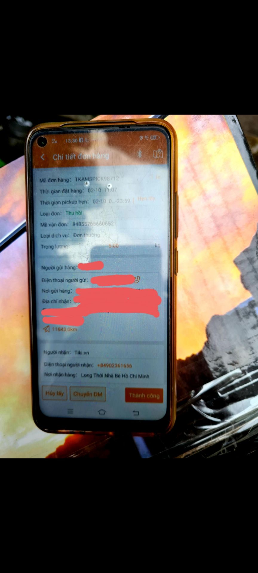 Hoàn toàn ko hài lòng vs lần mua hàng này. Mình đặt ngày 17/8 nhưng do dịch nên ngày giao hàng dời lại vào ngày 26/9. Khi nhận hàng thì sp bị trầy phần góc máy nên mình đã yêu câu đổi sp. Ngày 2/10 có ng đến thu hồi nhưng tới nay 2/11 mình vẫn chưa nhận đc sp thay thế. Mình đã liên lạc lên tổng đài tiki nhiều lần yêu cầu giải quyết nhưng chỉ nhận đc lời hứa suông chứ ko đc giải quyết trong 3 ngày như cam kết trong *** từ tiki. Trong trường hợp tiki ko thể đổi hàng thì mình yêu cầu hoàn tiền gấp vì đơn hàng đã thanh toán qua thẻ và gần 3 tháng rồi mình ko muốn chờ thêm nữa. Mong tiki xem lại các khâu kiểm tra hàng trước khi giao sp, thu hồi sp và chăm sóc khách hàng.