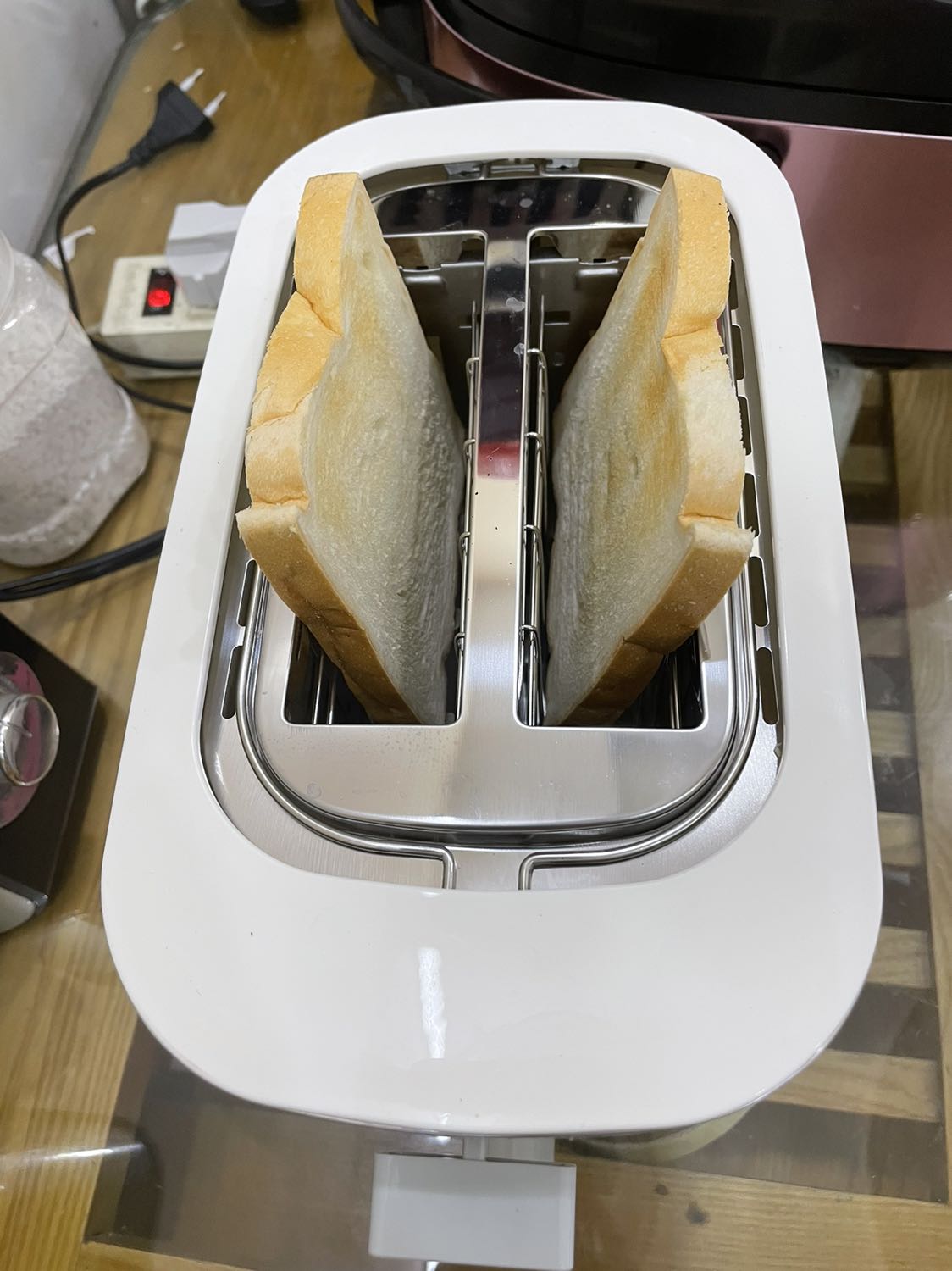 Ưng ý cực kỳ. Máy nhỏ gọn, có nhiều mức chỉnh nhiệt độ nướng bánh. Làm đồ trang trí bếp cũng ok lắm nhé. 
Lưu ý mọi người nướng bánh mỳ lát thì để nhiệt thấp xíu, nếu không sẽ bị khô quá.