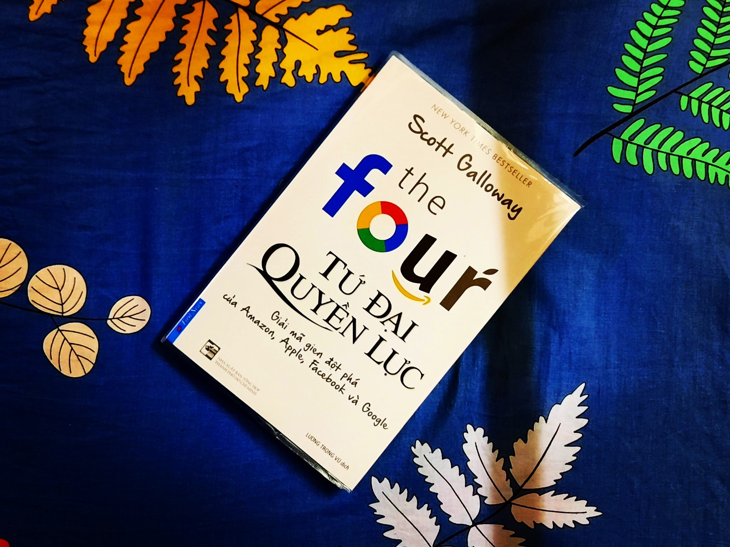 Đây không phải là sách về nghệ thuật kinh doanh hay self-help mà thiên nhiều về kiến thức thường thức và nghị luận xã hội.

Đ ối với người biết về 4 thương hiệu đình đám này, nhưng không tìm hiểu sâu (như mình), sẽ tìm kiếm được nhiều thông tin thú vị về lịch sử hình thành, phát triển và bành trướng của họ. Mình thích cách ông khái quát hình tượng của 4 ông lớn này (rất văn học) và phân tích cách họ kiểm soát trí óc, trái tim và ...vùng hạ bộ của chúng ta (khá tâm lý học). Trong sách, tác giả khái quát Google thành một vị Chúa biết mọi điều - giúp mọi điều, Apple thành trang phục hạng sang giúp tăng tính hấp dẫn của người mặc nó, *** thành thần tình yêu giúp con người kết nối yêu thương (và cả tìm kiếm bạn tình), và Amazon không khác gì công cụ tối tân để thỏa mãn nhu cầu săn bắn hái lượm có từ thủa sơ khai loài người.

Cuốn sách là một cái nhìn khác so với muôn vàn lời ca tụng các đế chế tiêu dùng và công nghệ (Amzon, Apple, *** và Google). Tác giả chỉ ra (bằng những số liệu dẫn chứng thuyết phục) những mặt khuất của 4 công ty này, những mâu thuẫn và nguy cơ của họ đối với thị trường lao động phổ thông, sự gia tăng của khoảng cách giàu - nghèo. Cuốn sách dấy lên những tranh luận trái chiều về nhu cầu tính dục, tự do cá nhân và an ninh quốc gia, về sự thật và sự hot, về trách nhiệm xã hội... 

Một điểm mình thích nữa là sách cung cấp những phân tích và khái quát tốt về các yếu tố quyết định một công ty có thể trở thành đế chế ngàn tỷ đô và cách mà một cá nhân có thể hòa nhập - sống tốt trong thế giới của công nghệ và phát triển thần tốc hiện nay.

Chỉ một điểm trừ duy nhất là phần quảng cáo về bản thân tác giả (tư cách là nhà khởi nghiệp, nhà tư vấn kinh doanh) được lồng ghép chưa được tinh tế lắm.

Về chất giao hàng: sách mới nguyên, đẹp, nhẹ. Tiki giao hàng đúng hẹn.