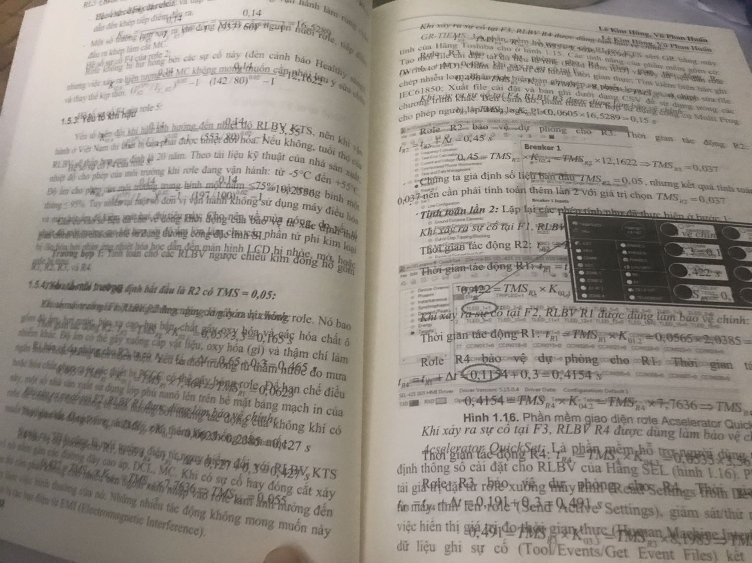 Sách có 4 chỗ bị in đè như hình!