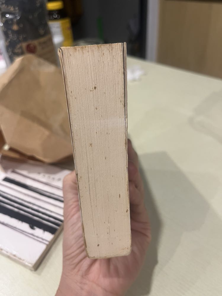 sách cũ, ố vàng mép hết rồi.