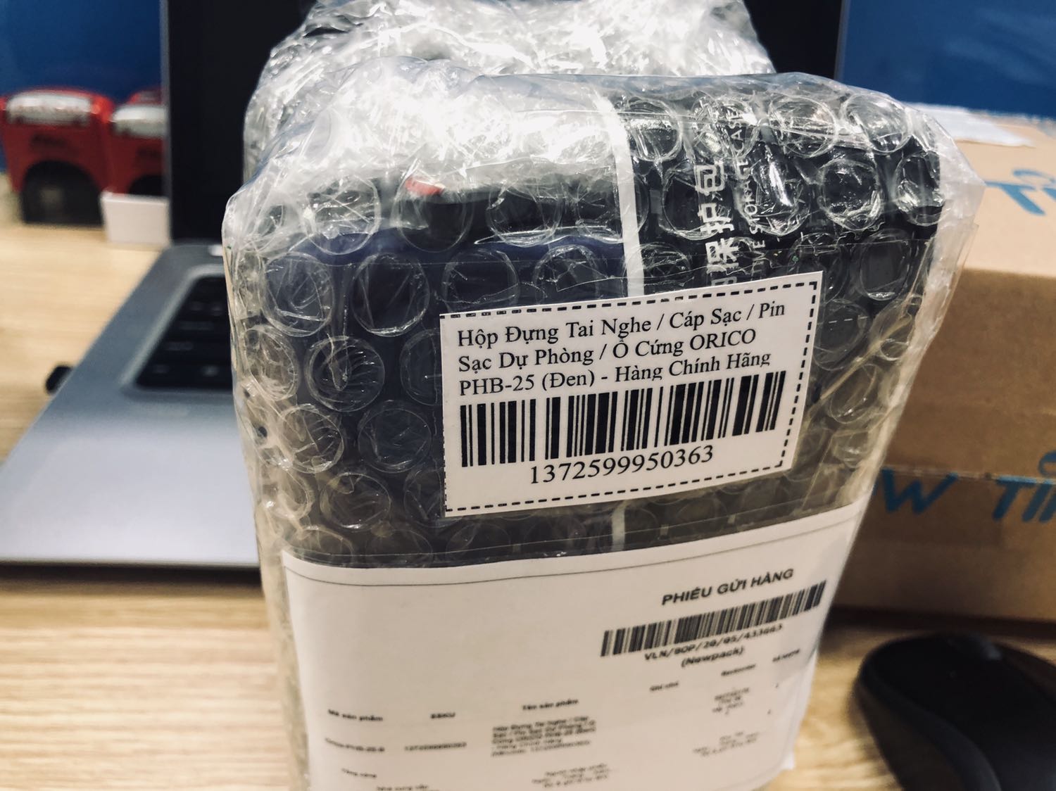 Sản phẩm chỉ ở mức độ khá, ở phần dây kéo có hiện tượng bị nhúm lại, không cứng và không giữ được độ cứng theo chiều thẳng đứng. Nhận hàng còn nguyên seal nhưng đặt 2 cái màu đen lại giao 1 màu đen và 1 màu xanh tím (như hình). Kiểm tra thì biết shop chỉ còn 1 cái màu đen nên giao cho mình 1 màu đen và 1 màu xanh tím (vì mình vào thử đặt tiếp 1 cái màu đen thì shop báo đã hết màu đen). Tiki giao hàng nhanh hơn dự kiến và lần đầu tiên thấy có bọc tấm bong bóng giảm sock. Tóm lại, chỉ tạm ổn trong tầm giá và cũng không đòi hỏi cao hơn được!