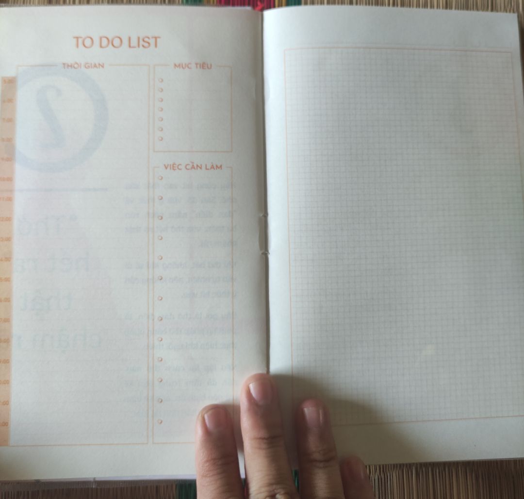 quyển sách này bìa rất đẹp, nhiều đánh giá 5 sao. Và mình đã mua và thất vọng. 
Nếu như ở bìa sách (hoặc nội dung) ghi rằng đây là 1 quyển sổ thì mình sẽ không mua. Với sự giới thiệu quyển sách đầy hấp dẫn thì đổi lại nội dung sách cực kỳ sơ sài. Đối với mình, đây không phải là sách.
Tuy nhiên, nếu bạn đang tìm 1 quyển sổ tay có 1 vài hướng dẫn thiền thì đây có thể là 1 lựa chọn tốt. Gần 1/2 quyển này là giấy trắng để ghi chú. Thiết kế cũng tối giản kiểu zen.