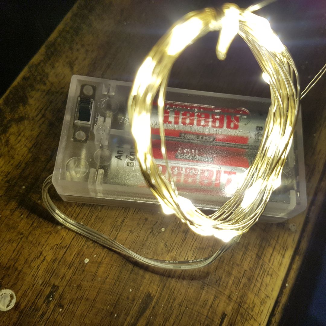 Đèn quá đẹp. Mình mua loại 2 mét pin không nháy. Dây màu bạc kẽm phối màu với đèn quá đẹp. Đèn kích thước ko to, quá vừa ý mình. Có công tắc bật/tắt. Lắp pin khá dễ. Tiki giao hàng nhanh.