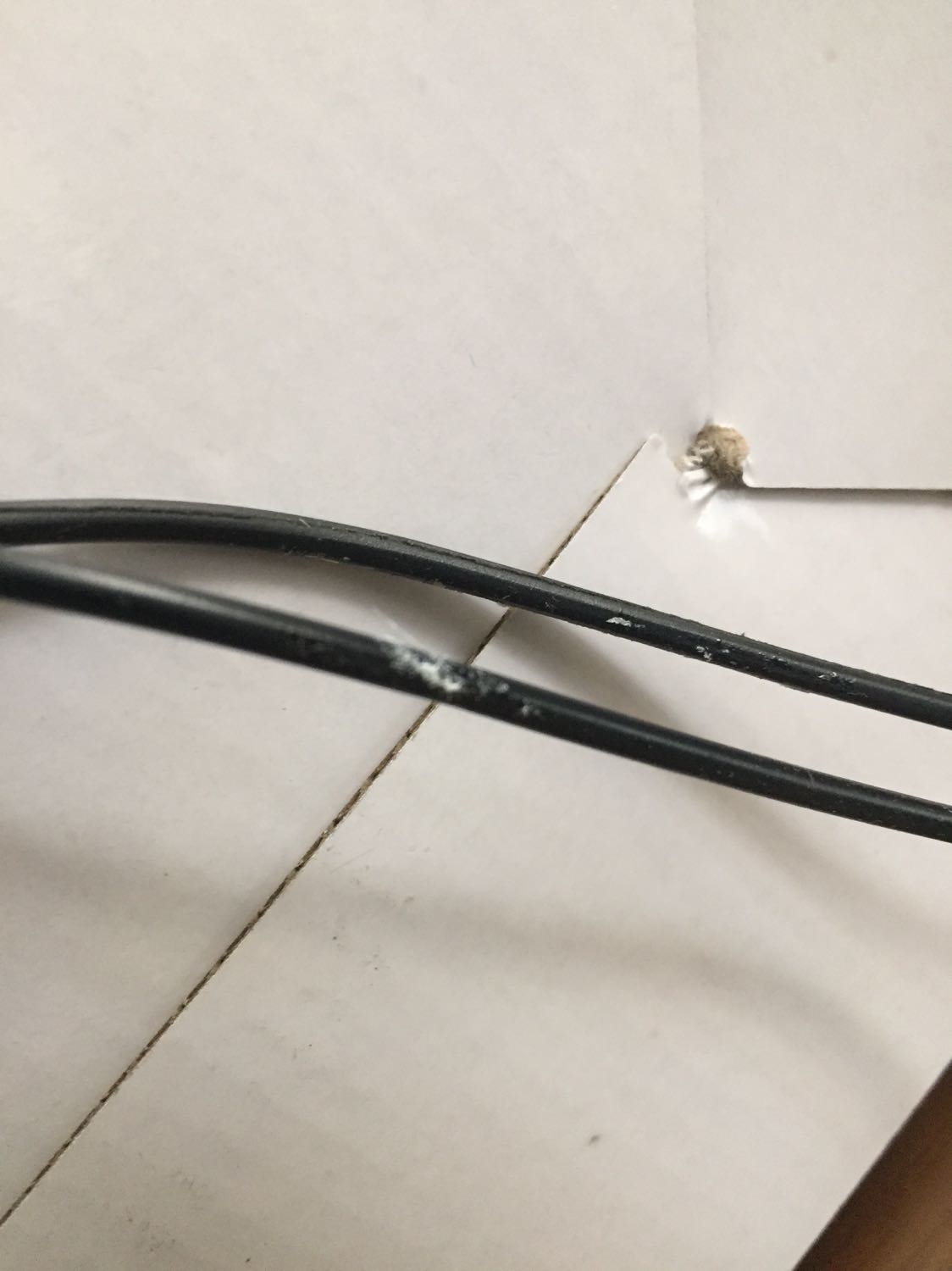 Giống lấy đồ cũ giao cho khách, hình vhupj đã lau rồi nhưng vẫn còn bụi bám, dây dính keo dính dơ chùi ko ra. Quá tệ.