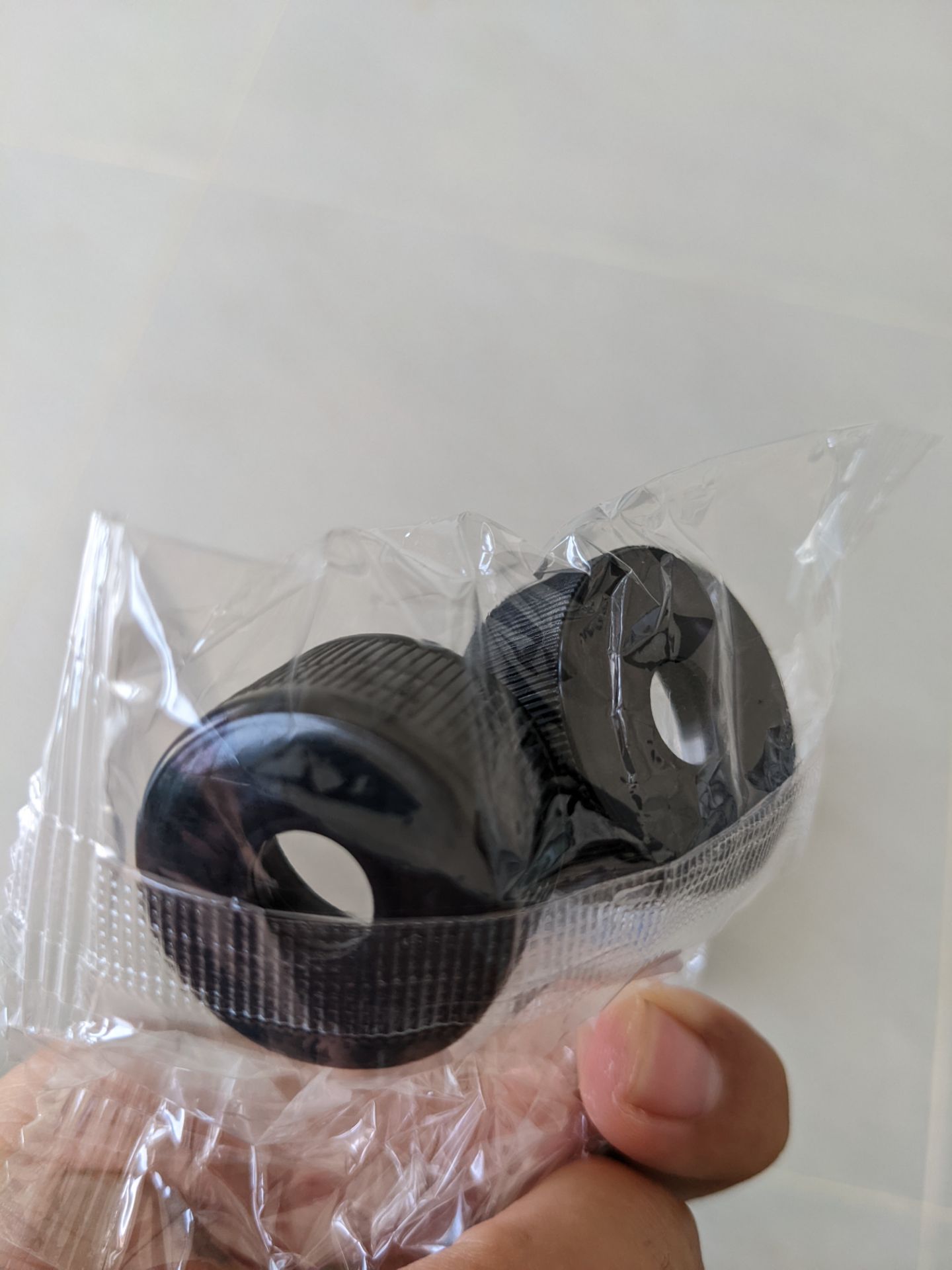 Vì có nhiều khuyến mãi nên giá trên tay là 25k. Với mức đó thì Ok, ổn áp. Phần vòi hoàn thiện tạm ổn. Nắp đi kèm chỉ đậy được chai nhỏ, như bịch kia của mình phải tự đục lỗ. Nhưng mà đục cũng dễ. Lần đầu bơm lên khá là lâu do ống dài :))