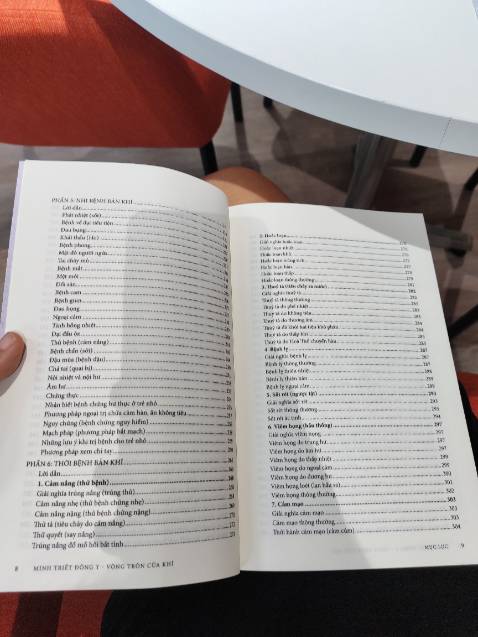 Tác phẩm khá dầy và rất nhiều kiến thức bổ ích của Đông y cho trẻ nhỏ và người lớn. Mình rất hài lòng vì chọn được cuốn sách hay xuất sắc thế này, sàch vừa ra mắt được mấy ngày là mình phải có ngay trong tủ sách yêu thích.