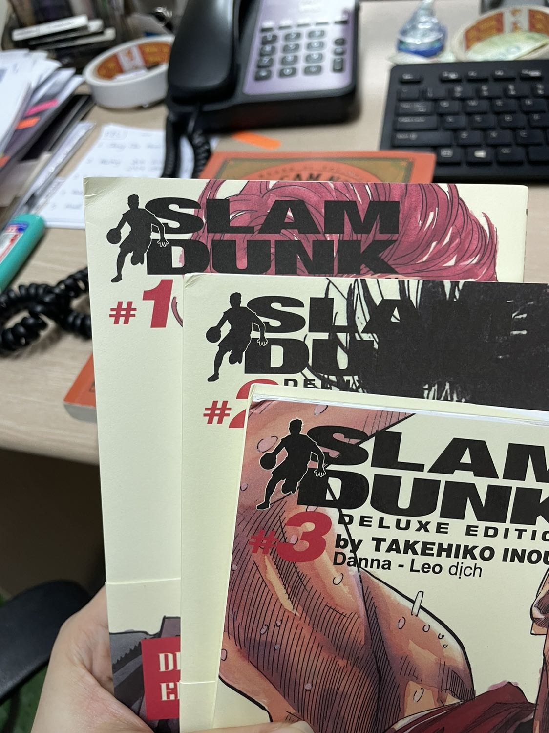 Shop ship nhanh, hôm trước đặt hôm sau nhận được luôn. Tuy nhiên, shop gói hàng không kỹ, khi vận chuyển bị va đập làm
cong mép truyện. Order 3 quyển cong cả 3, rất là buồn luôn ấy ?