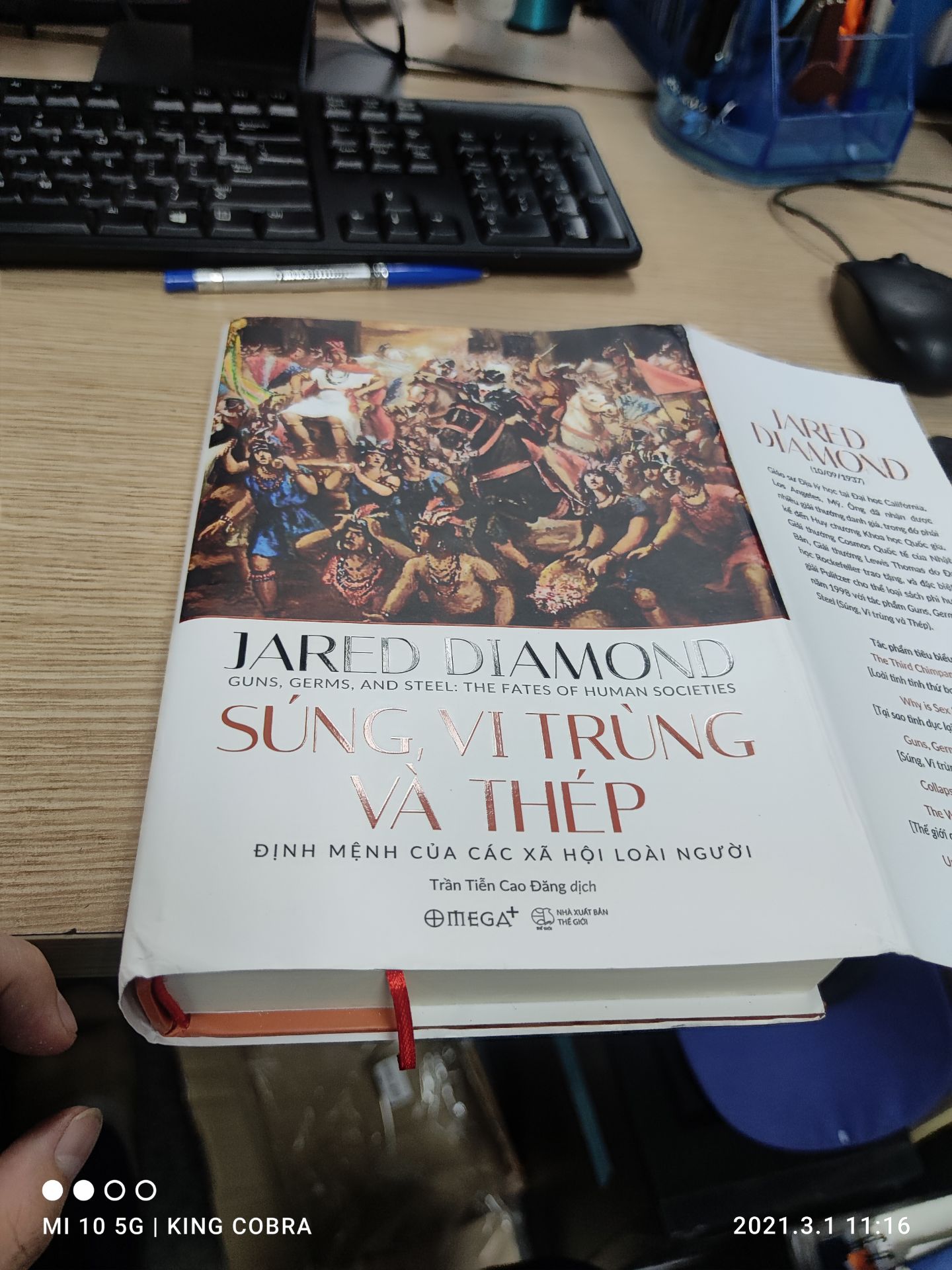 Bìa sách bị móp. rách. Yêu cầu đổi trả cho mình