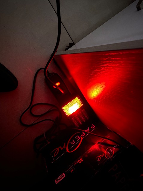 Sạc nhìn khá chắc chắn, sạc khoảng 4h là đầy với pin AA 2000mAh.