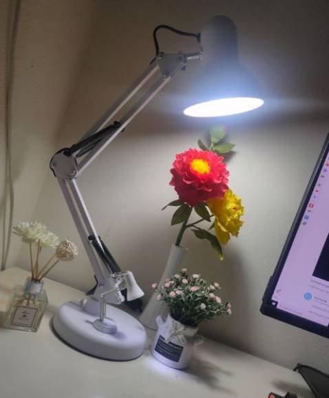 Đèn đẹp, rất phù hợp làm decor, mình rất thích màu này. nhiều khớp xoay linh hoạt, đèn bao gồm cả kẹp, và đế có thể kẹp hay để trên bàn đều rất tiện.  giao hàng nhanh, chất lượng tuyệt vời. Mọi người nên mua