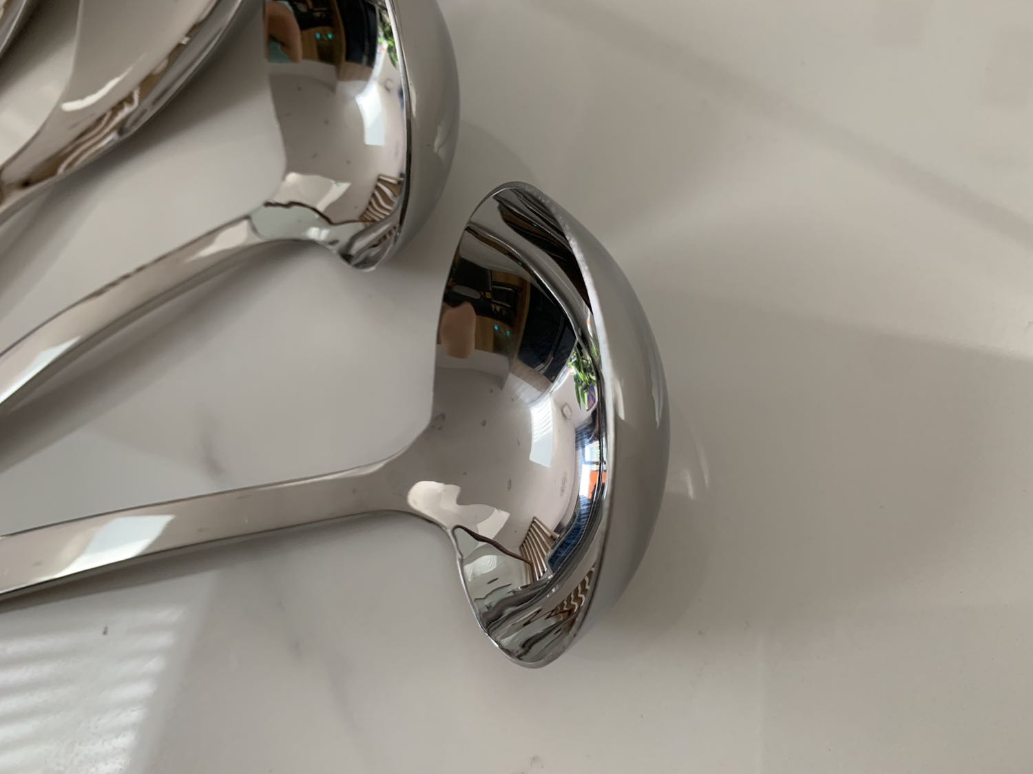 Chất lượng tuyệt vời. Các cạnh đều mịn màng, sáng bóng.